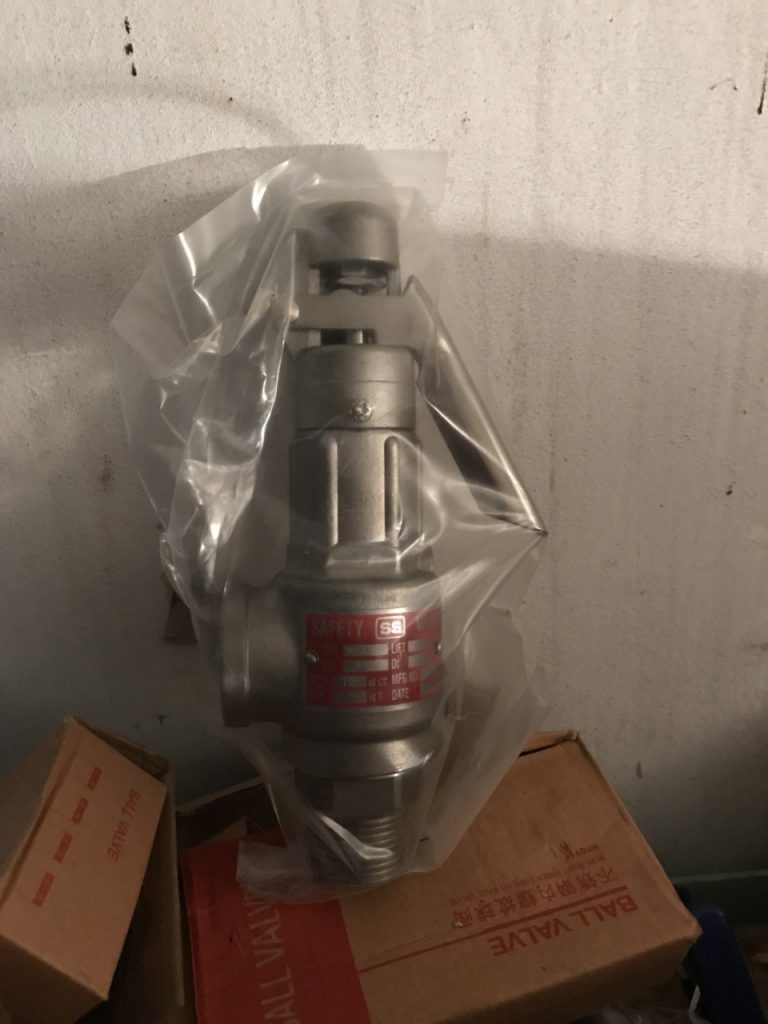 van an toàn inox có tay gạt