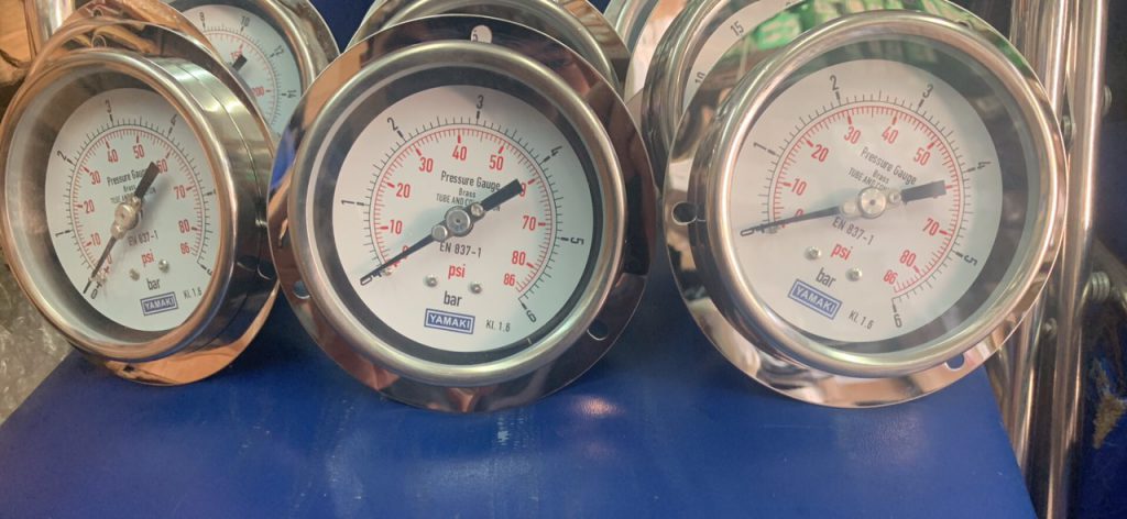 Đồng hồ đo áp suất 6 bar chân sau có vành mặt 100mm