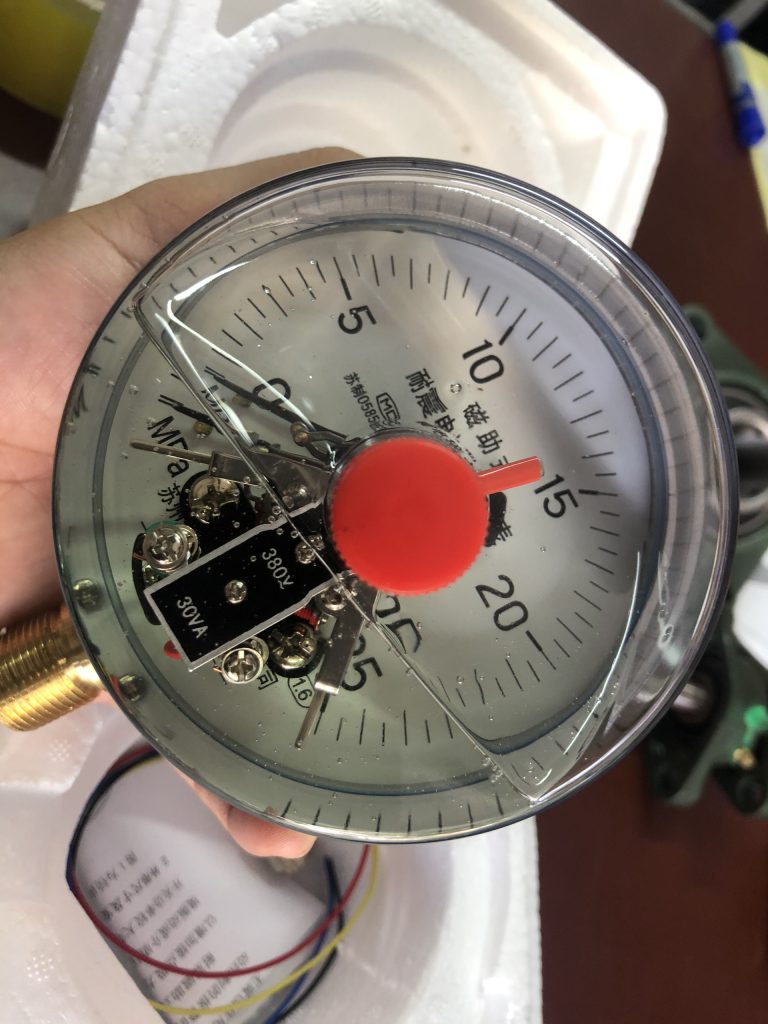 Đồng hồ áp suất 3 kim có dầu chân đứng 0-25MPa hiệu MC TQ
