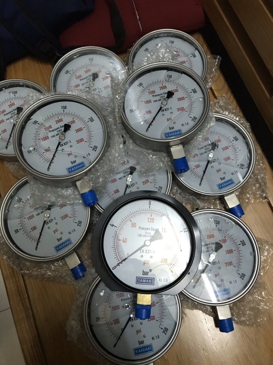 Đồng hồ áp suất Yamaki mặt 150mm, chân inox 316 