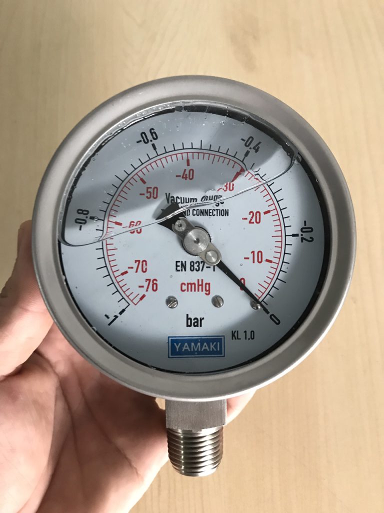Đồng hồ đo áp suất có dầu