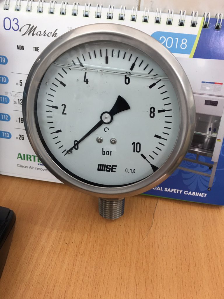 Đồng hồ đo áp suất Wise có dầu chống rung