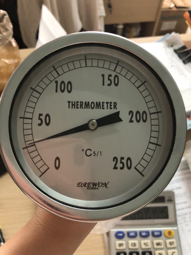 Đồng hồ đo nhiệt độ lò hơi chân sau 250oC mặt 100mm
