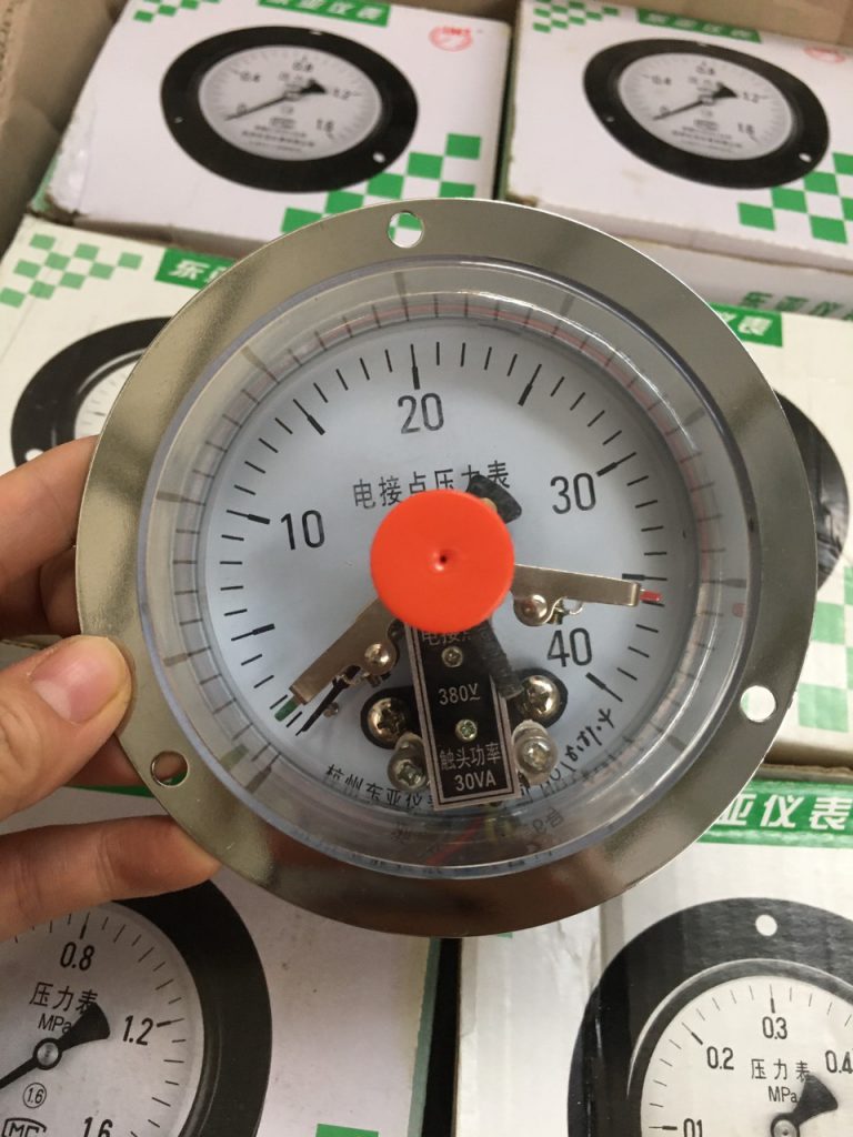 Đồng hồ áp suất 3 kim 40MPA kết nối chân sau có vành