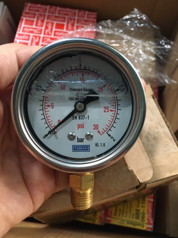 Đồng hồ đo áp suất Yamaki có dầu mặt 63mm, 0-2 bar