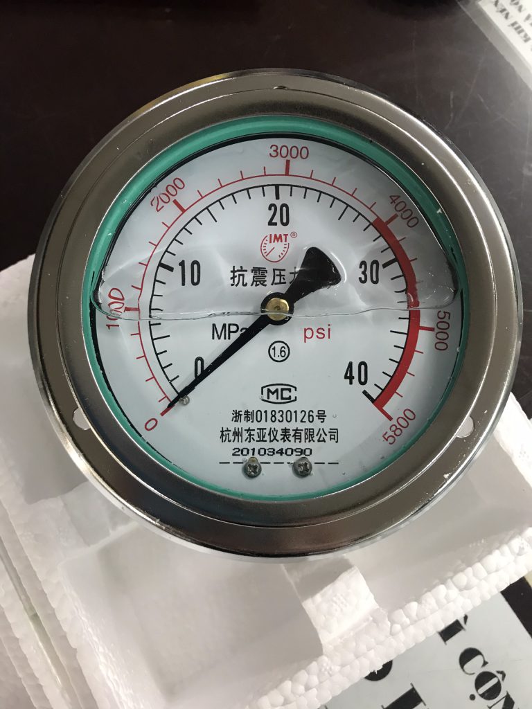 Đồng hồ áp suất thủy lực 40MPa chân sau có vành ren M20*1.5